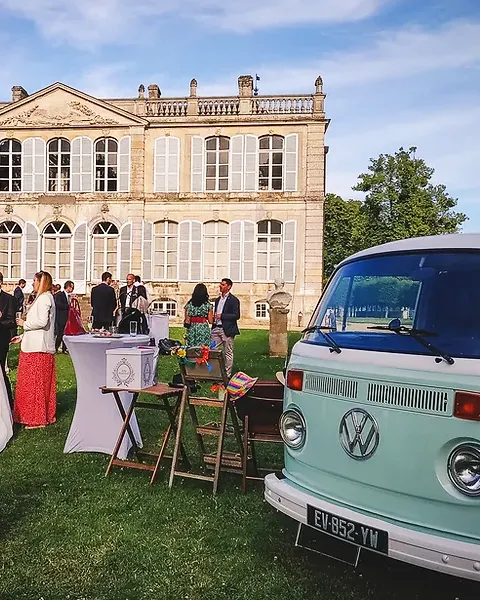 Le Combi menthe devant un château, invités en cocktail